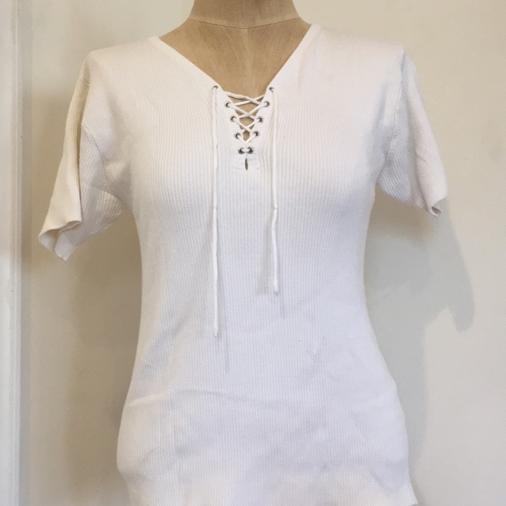 90s Gloria Vanderbilt lace up v neck t shirt